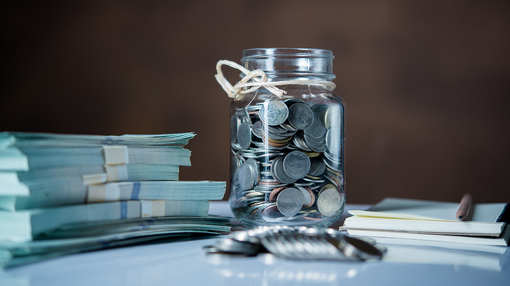 bouteilles d argent avec des pieces de monnaie dans le concept d economie d argent bouteilles d argent avec des pieces de monnaie dans le concept d economie d argent