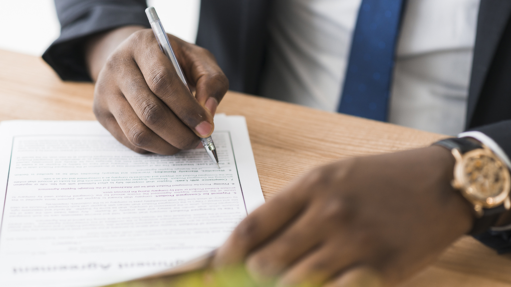 documents de signature d homme d affaires ethniques documents de signature d homme d affaires ethniques