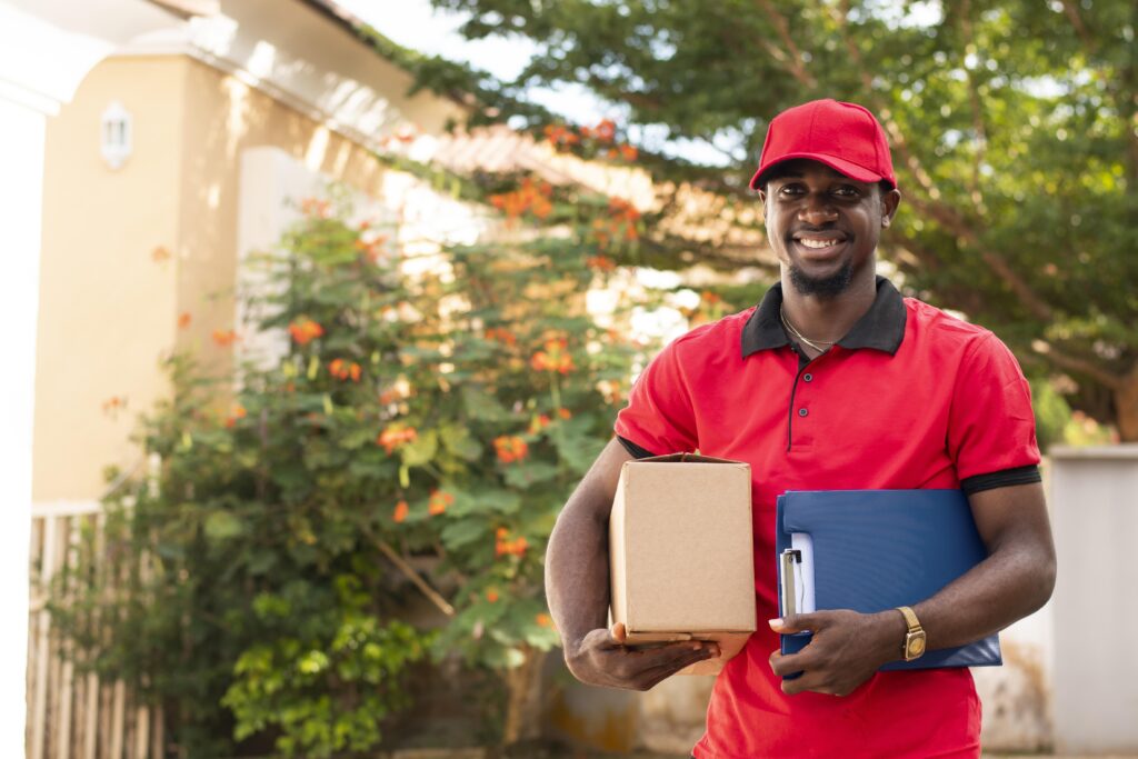 gros plan sur le livreur avec colis gros plan sur le livreur avec colis
