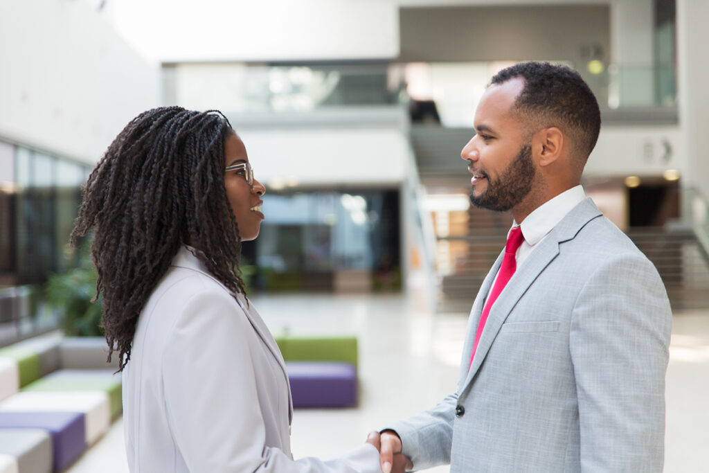 heureux hommes d affaires confiants terminant leur reunion